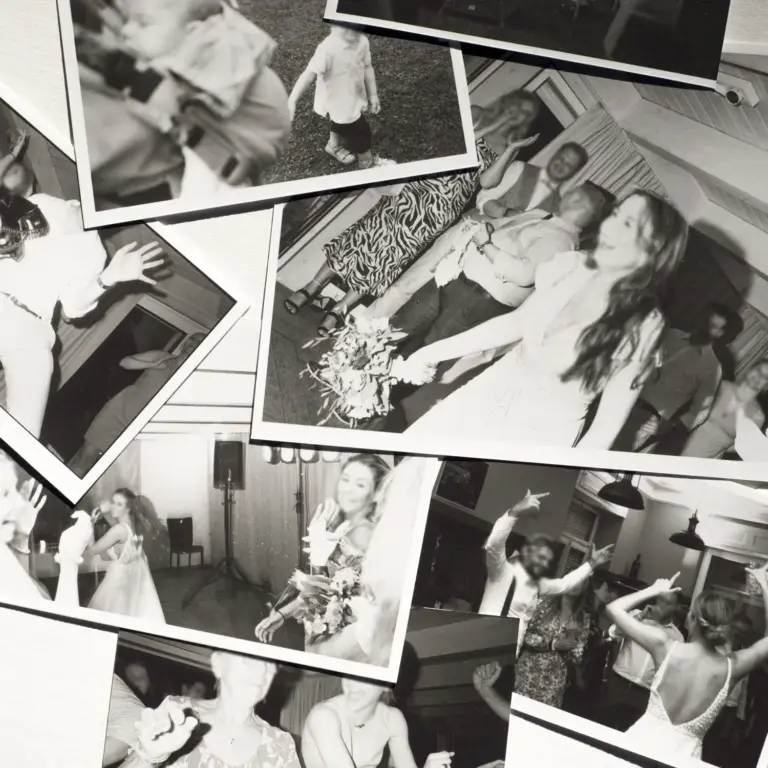 Hochklassige Fine Art Drucke von authentischen, ungestellten Hochzeitsfotos einer Hochzeitsreportage in verschiedenen Größen auf einem weißen Hintergrund liegend