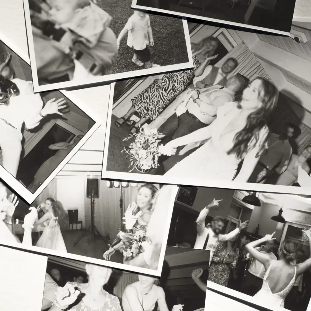 Hochklassige Fine Art Drucke von authentischen, ungestellten Hochzeitsfotos einer Hochzeitsreportage in verschiedenen Größen auf einem weißen Hintergrund liegend